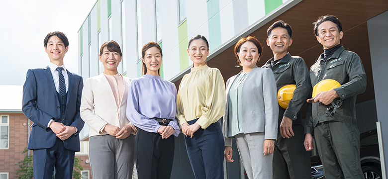 株式会社ミタデン鹿児島本社の前で集合写真