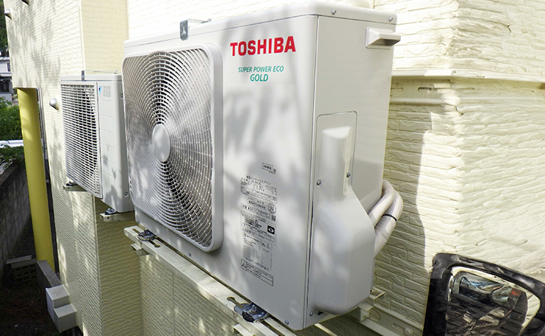 青森県南津軽郡大鰐町歯科医院の室外機