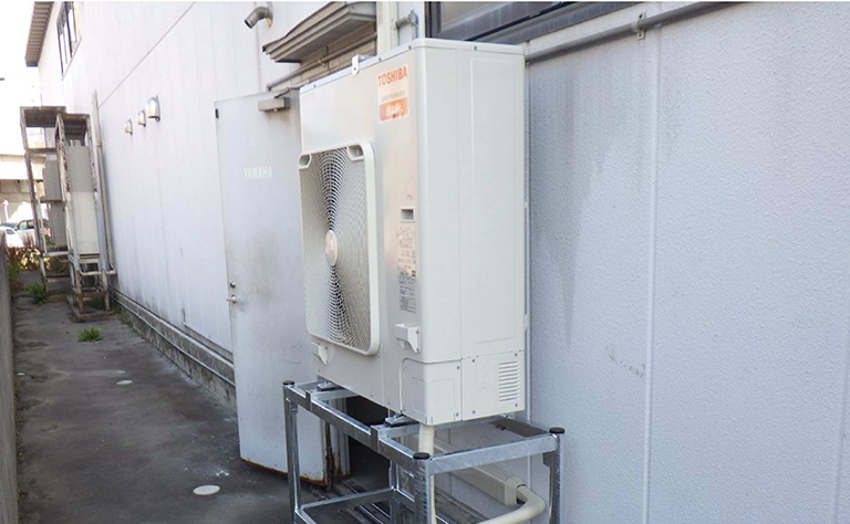 青森県弘前市 倉庫・作業場 設置事例の室外機