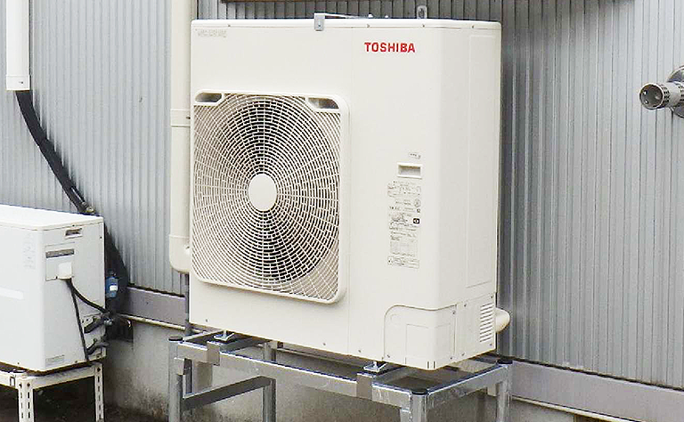 秋田県大館市倉庫・作業場の室外機