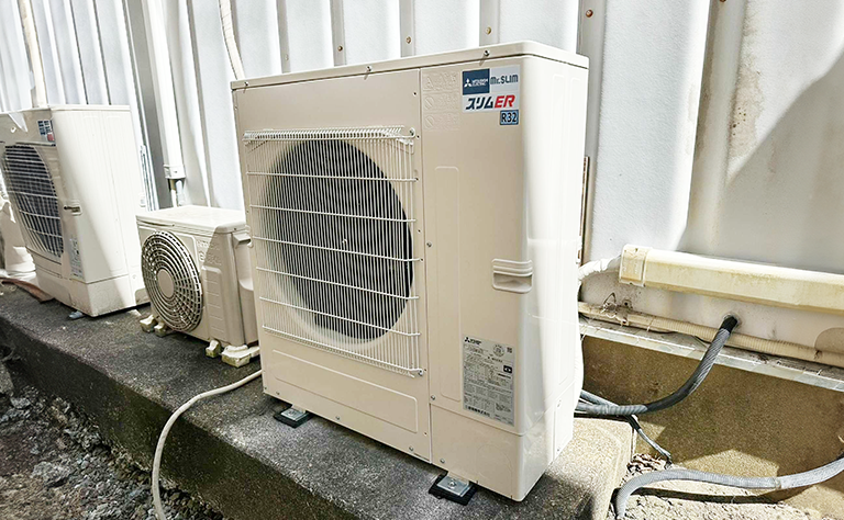 福島県いわき市 ペットショップ 設置事例の室外機
