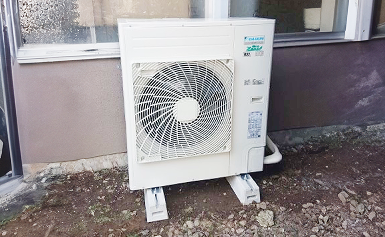 茨城県かすみがうら市車両整備業工場の室外機