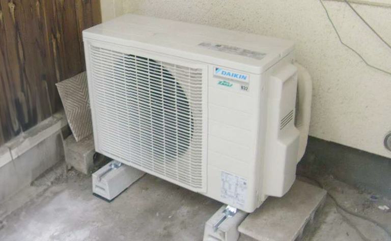 群馬県館林市天井カセット形4方向吹出 業務用エアコン 3馬力シングル 1式を設置いたしました。の室外機