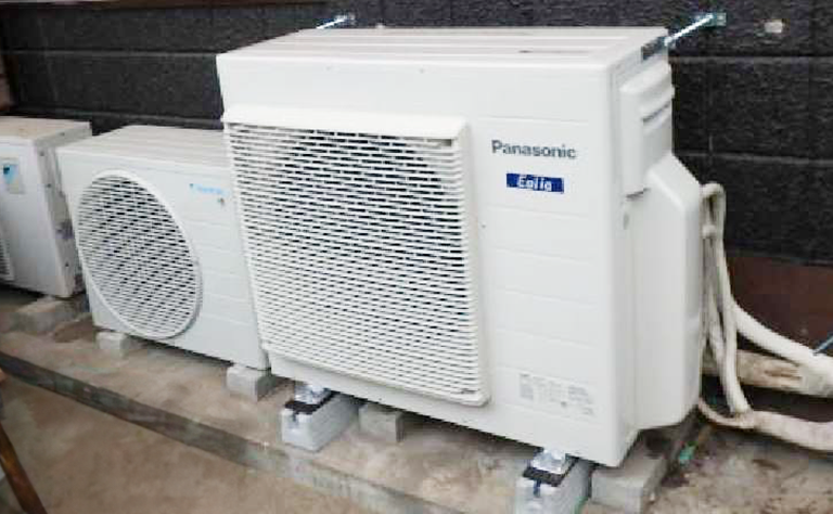 滋賀県守山市 アパレルショップ 設置事例の室外機