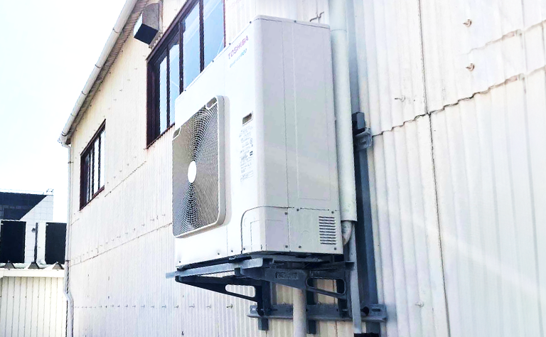 兵庫県尼崎市 製造業作業場 設置事例の室外機