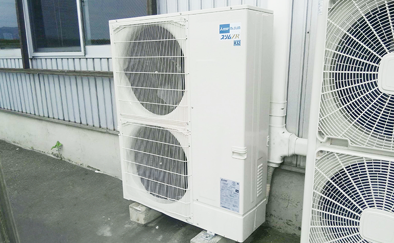 島根県出雲市 運送業事務所 設置事例の室外機