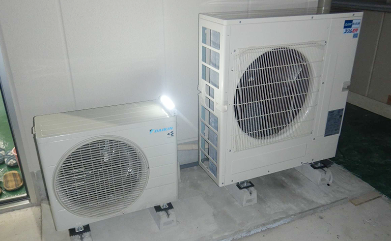 岡山県総社市 金属加工業工場 設置事例の室外機