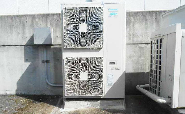 香川県東かがわ市 雑貨製造業作業所 設置事例の室外機