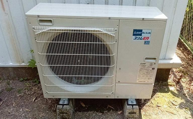 佐賀県伊万里市 支援施設事務所 設置事例の室外機