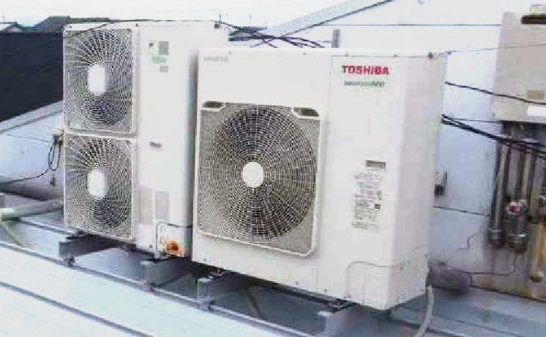 宮崎県都城市 自動車販売業休憩室 設置事例の室外機