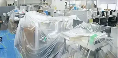 搬出入ルートと室内の養生作業