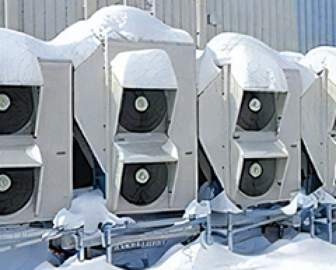 雪の積もった室外機の画像