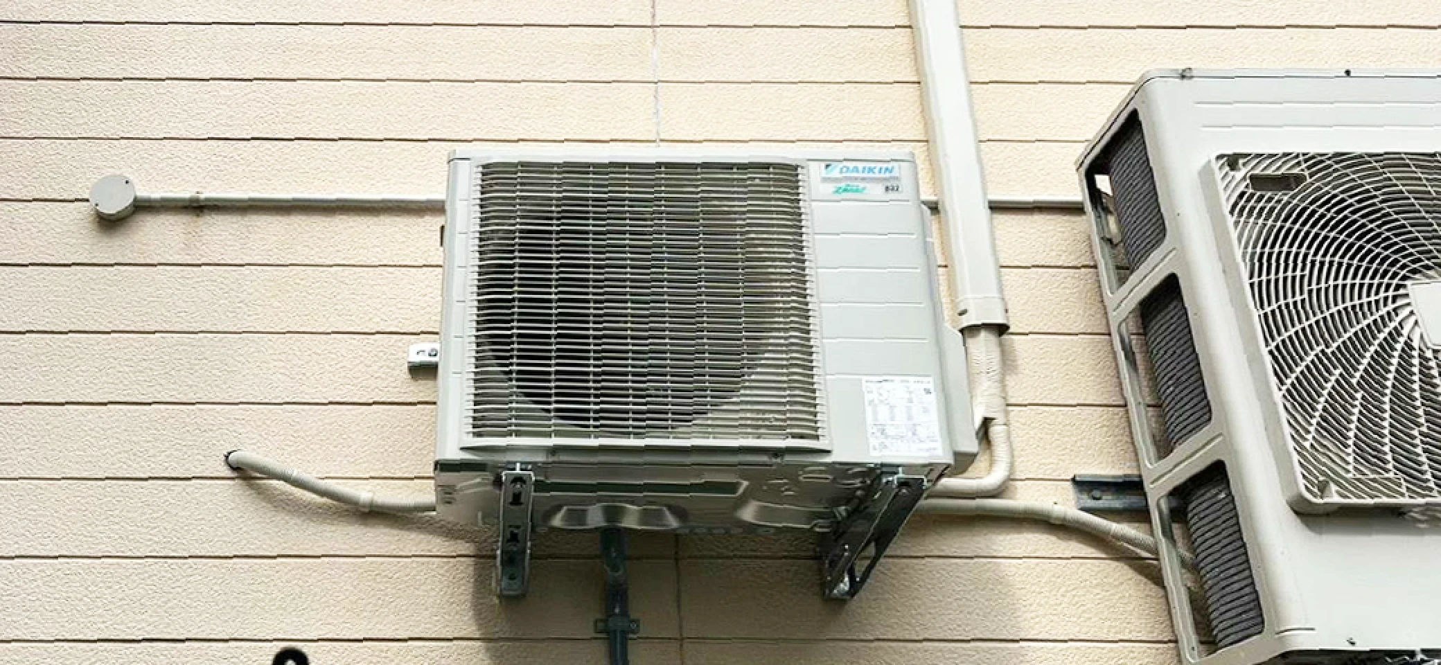 壁面に設置された室外機