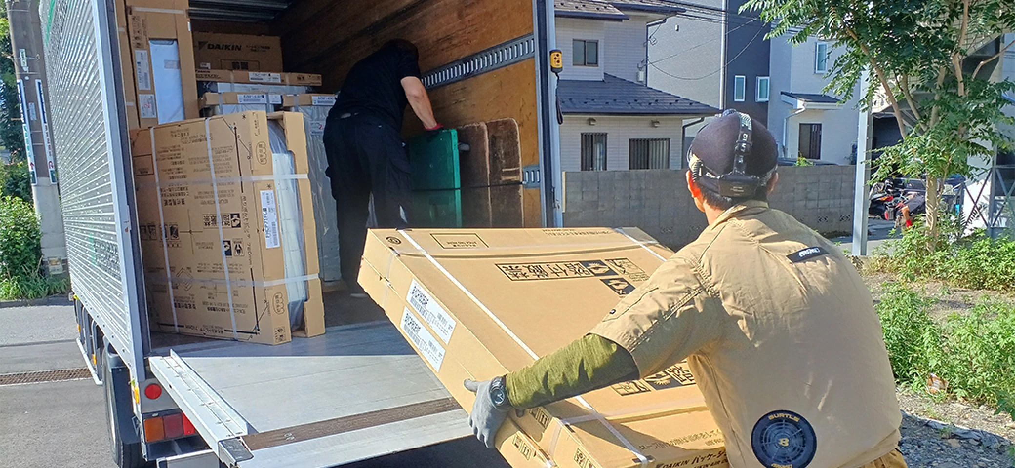業務用エアコンを受け取る男性