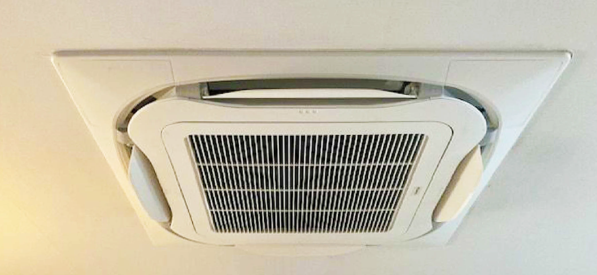 天井に埋め込む機器