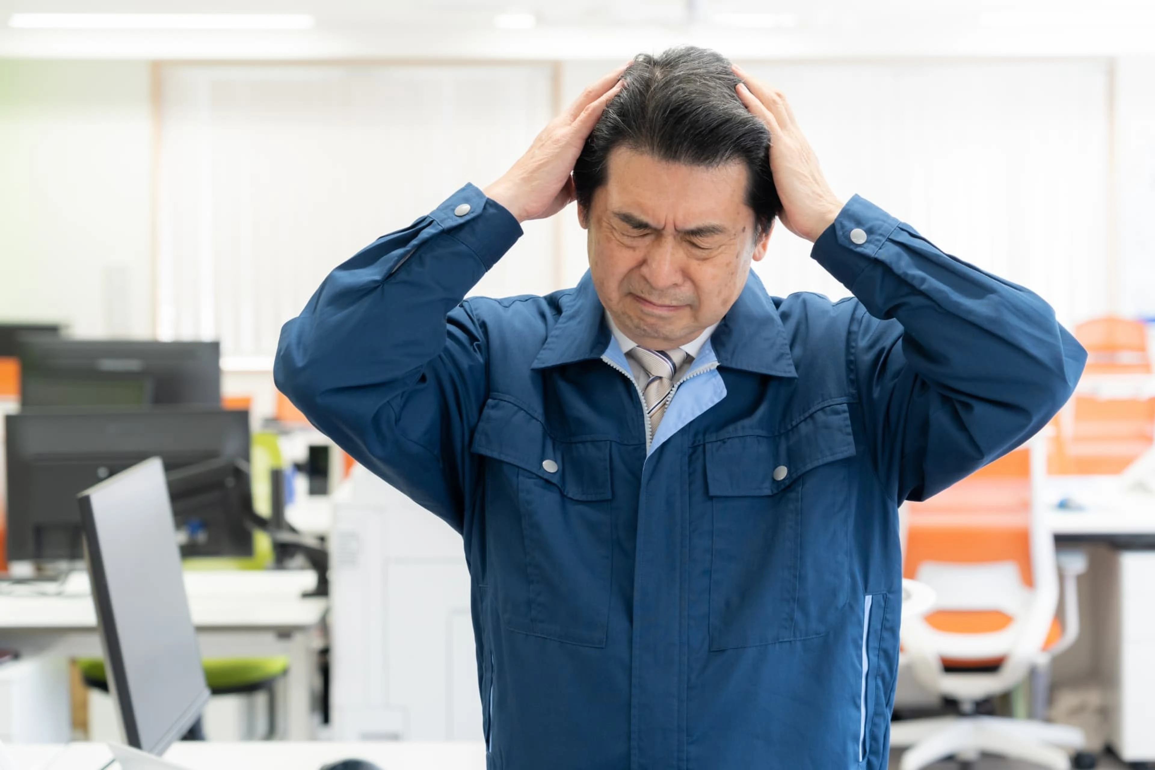 買い替え化修理を悩む男性