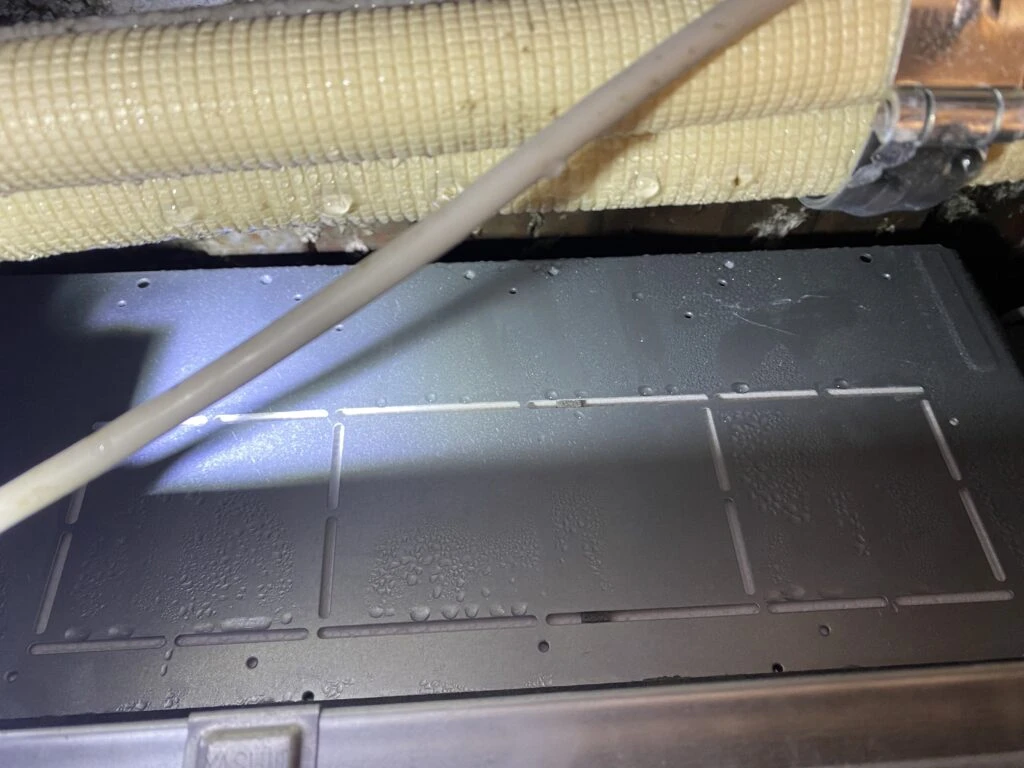 結露したエアコン本体側面