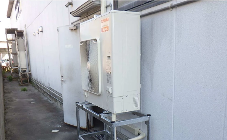 青森県弘前市 倉庫・作業場 の室外機