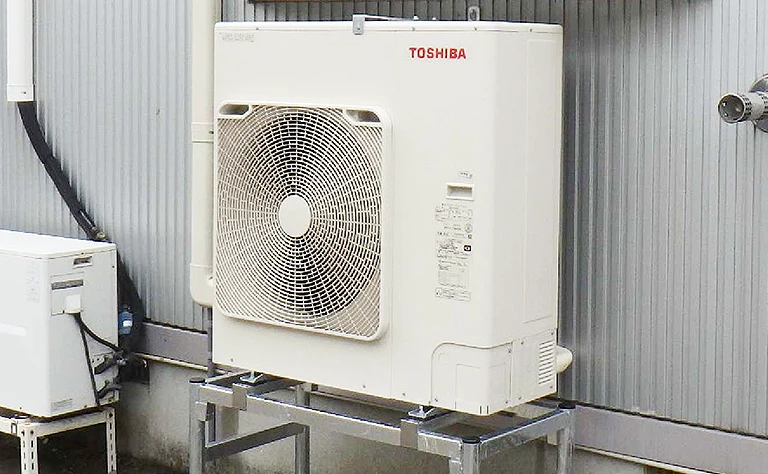 秋田県大館市 倉庫・作業場 の室外機