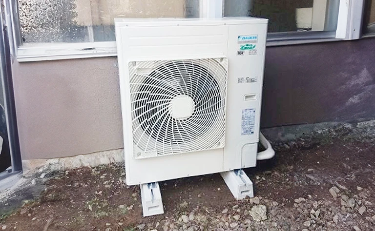 茨城県かすみがうら市 車両整備業工場 の室外機