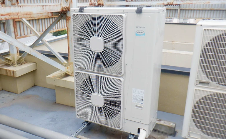 茨城県ひたちなか市 教育施設教室 の室外機