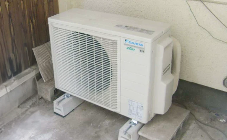 群馬県館林市 天井カセット形4方向吹出 の室外機