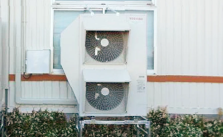 新潟県加茂市 電子部品製造業作業場 の室外機