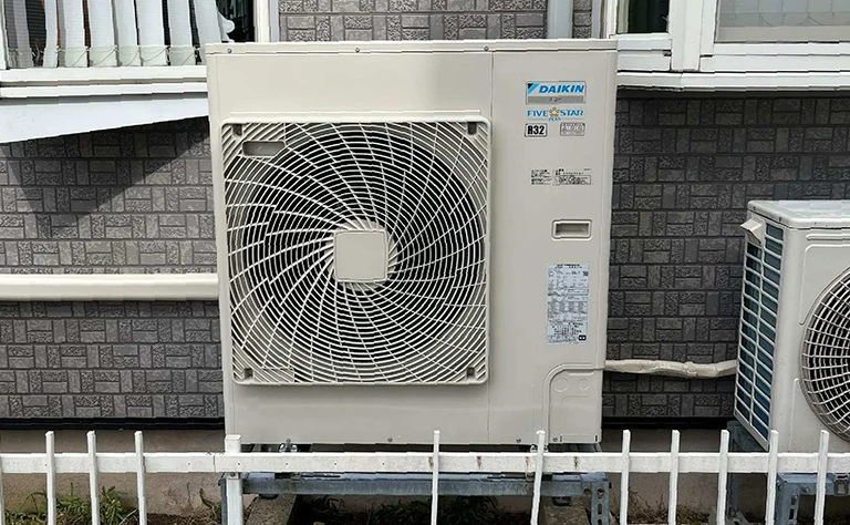 石川県金沢市 歯科医院診察室 の室外機
