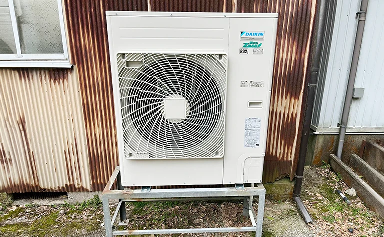 石川県七尾市 縫工場 の室外機