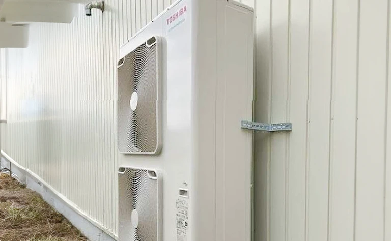 福井県坂井市 アパレルショップ作業所 の室外機