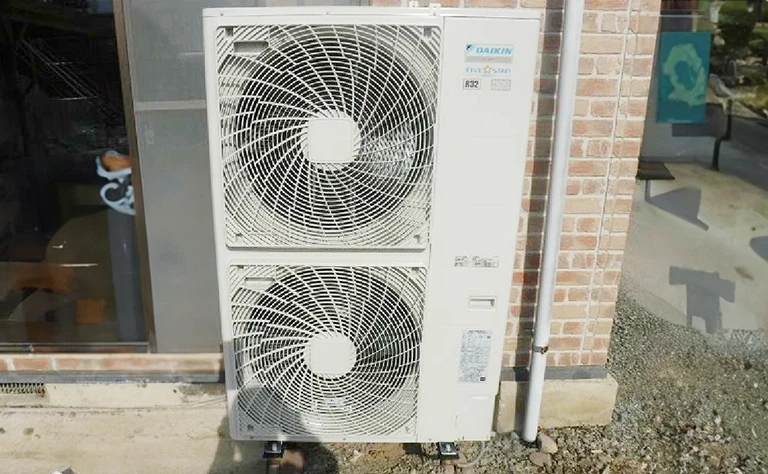 山梨県北杜市 病院待合室 の室外機