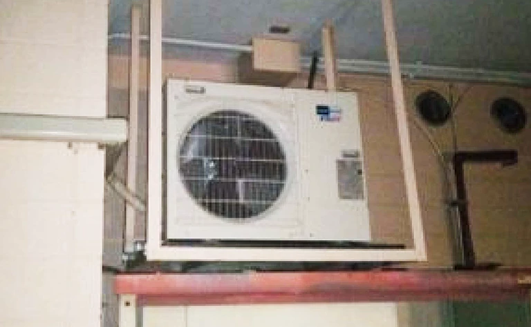 三重県四日市市 事務所 の室外機