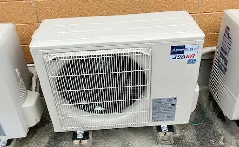 三重県鈴鹿市 接骨院 の室外機