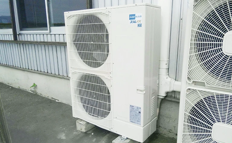 島根県出雲市 運送業事務所 の室外機