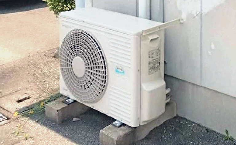 山口県防府市 倉庫業事務所 の室外機