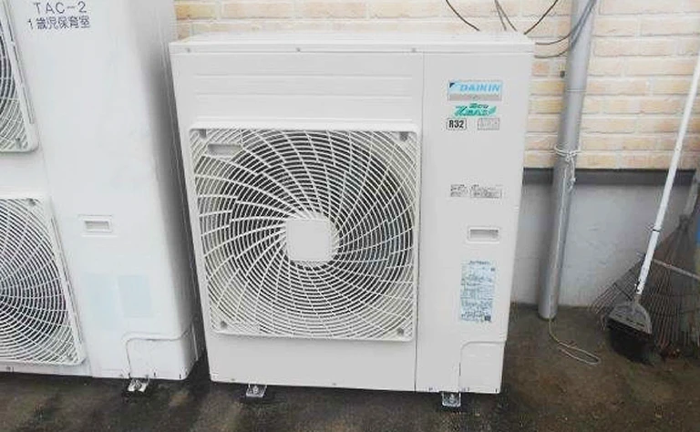 佐賀県佐賀市 保育園保育室 の室外機