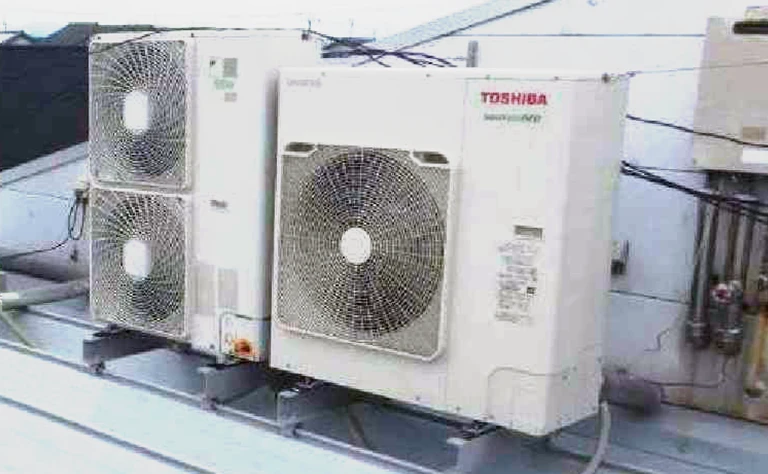 宮崎県都城市 自動車販売業休憩室 の室外機