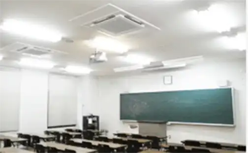 学校の教室に設置された天井吊形エアコンの設置イメージ