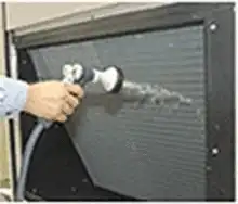 汚れた熱交換器を水道水で洗浄します