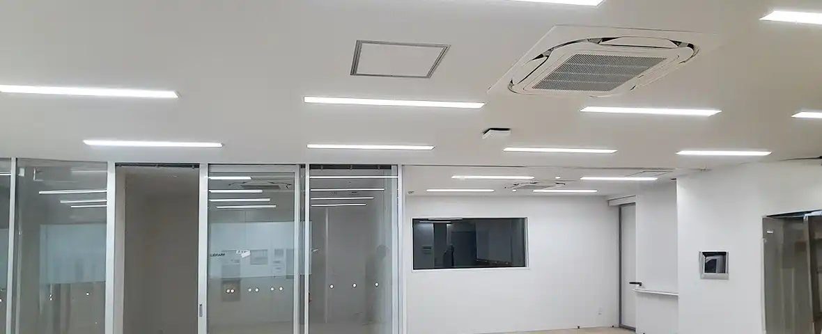 事務所における省エネ空調導入前後の電気代比較グラフ（約43%削減）