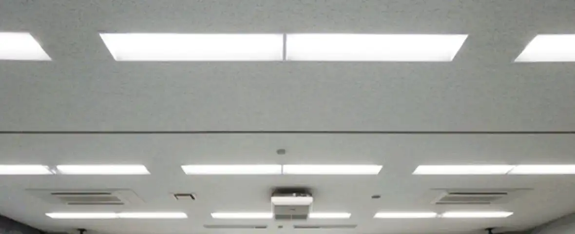 オフィスビルのLED照明施工事例（天井埋込型）