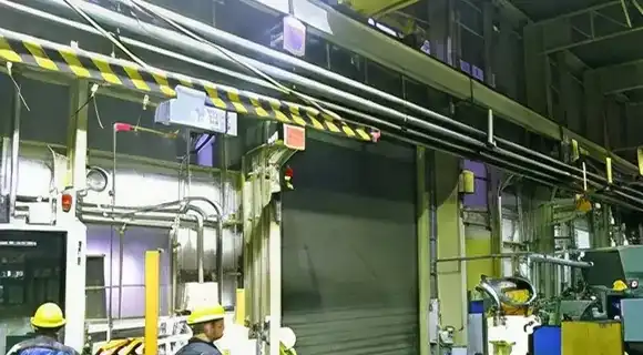 工場内でのエアコン入れ替え工事イメージ
