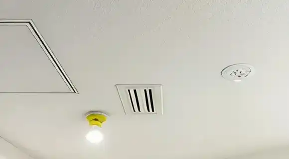 火災報知器とエアコン吹出口の離隔確認イメージ