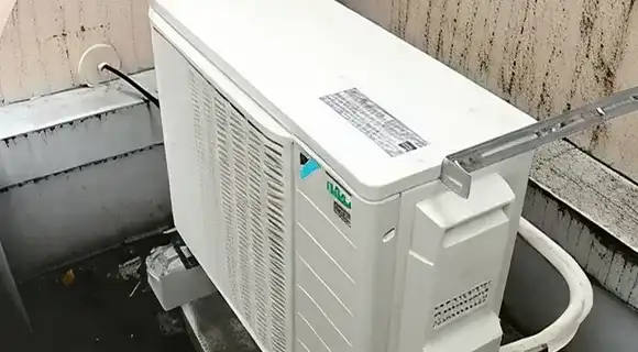 室外機の転倒防止金具とワイヤー固定のイメージ