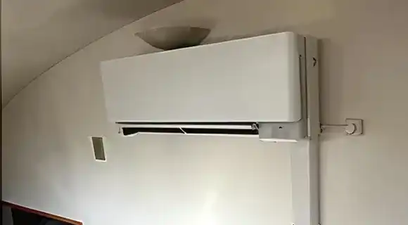 室内露出配管をスリムダクトで仕上げたイメージ