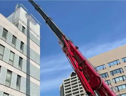クレーン車による業務用エアコン機器の搬入作業