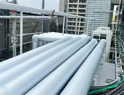 屋上に設置されたエアコン配管設備