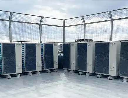 屋上に並ぶ業務用エアコン室外機ユニット
