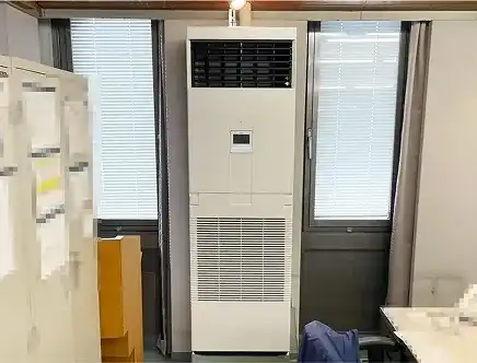 施設内に設置された業務用エアコン室内機