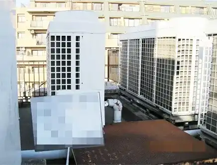 屋上に設置された業務用エアコン室外機